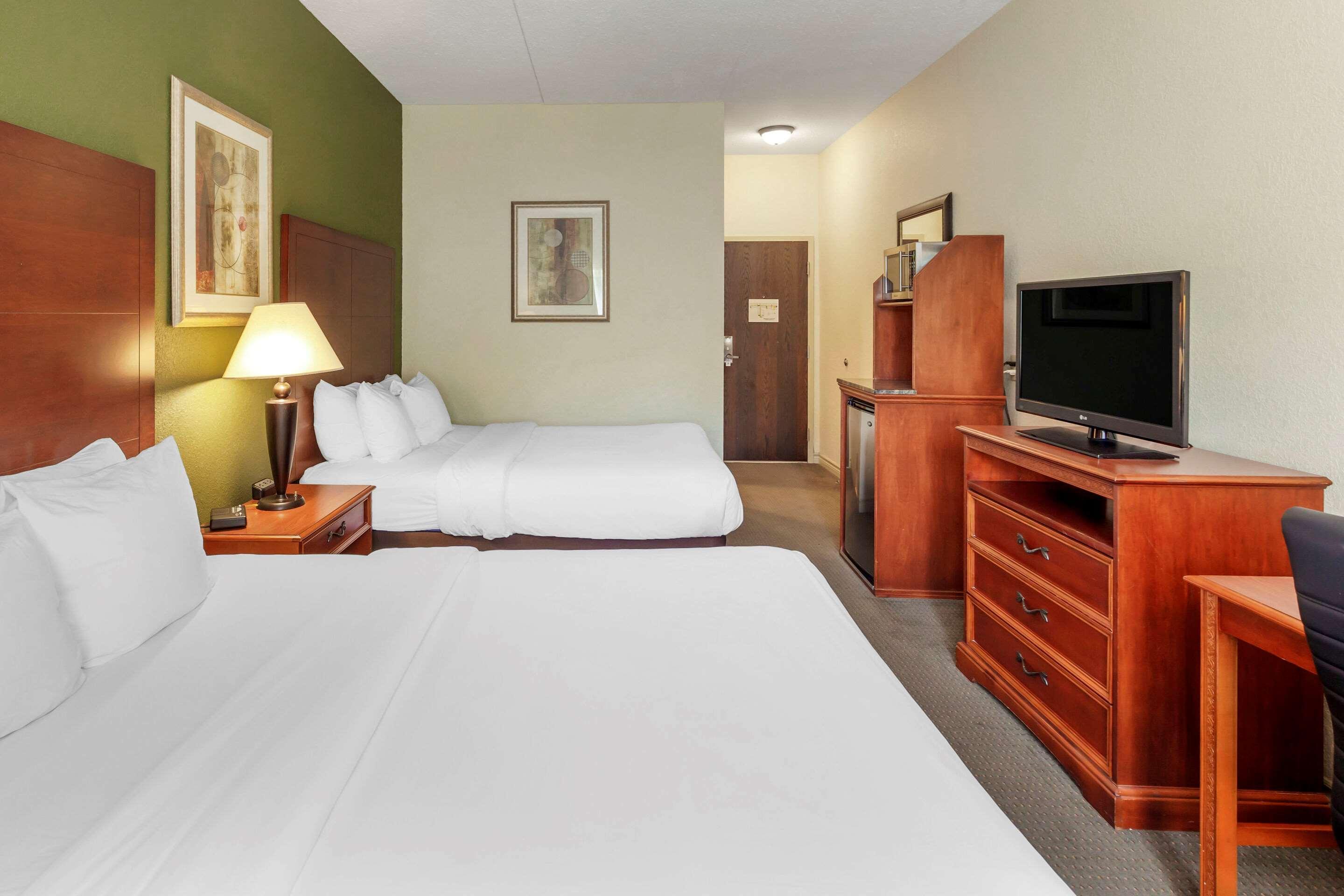 גאנאנוק Comfort Inn & Suites Thousand Islands Harbour District מראה חיצוני תמונה